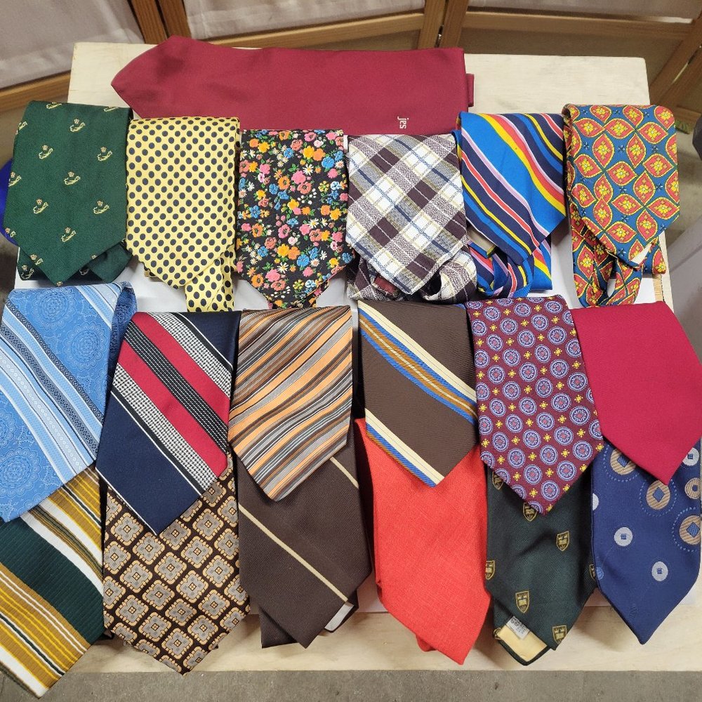 LOT OF 19 VINTAGE WIDE TIES 70'S 80'S POSSIBLY 60'S NECKTIES SILK POLYESTER ETC
